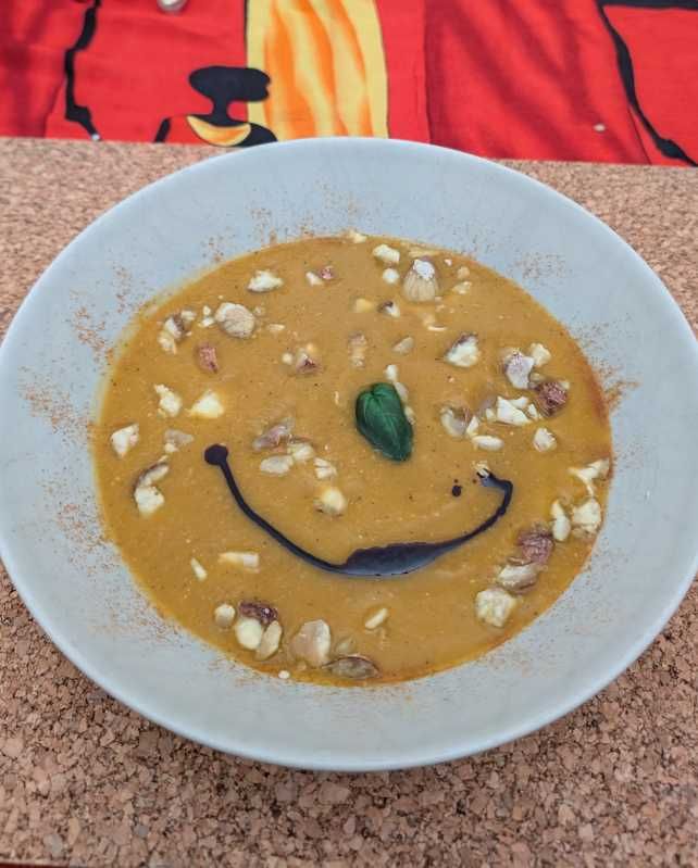 Suppenteller mit Kürbissuppe