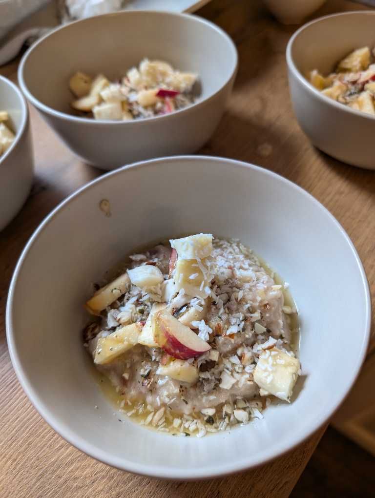 Müslischale mit Frühstücksbrei