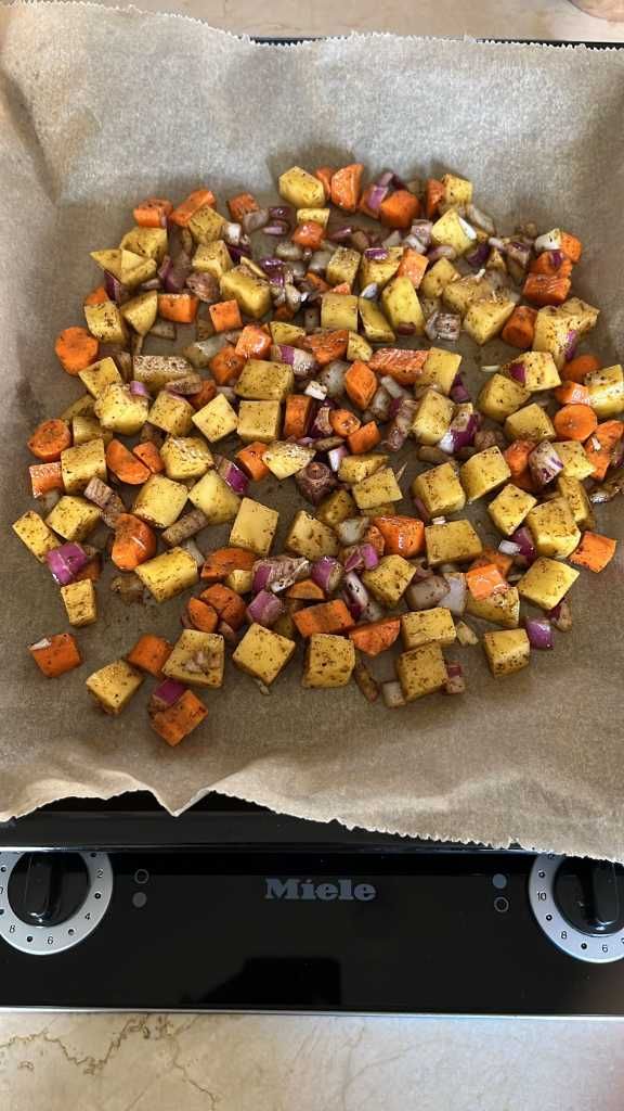 Backblech mit Gemüsestücken