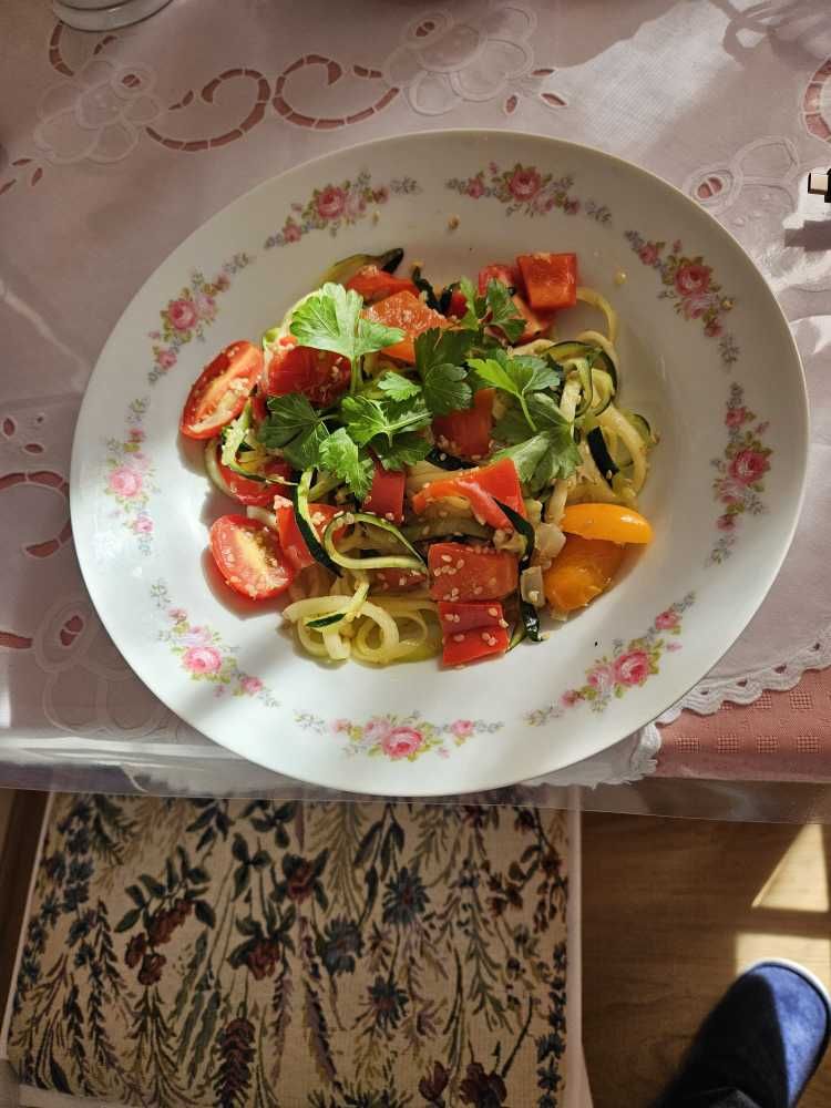 Zucchinispaghetti, Paprika, Cherryparadeiser