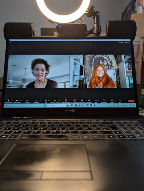 Laptop - Karin mit Teilnehmerin beim Zoom-Meeting