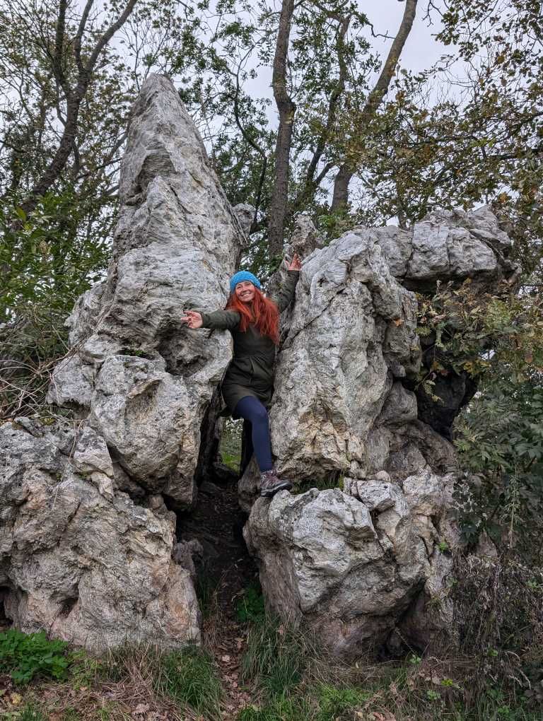 Karin stehend auf einem gespaltenen Felsgestein