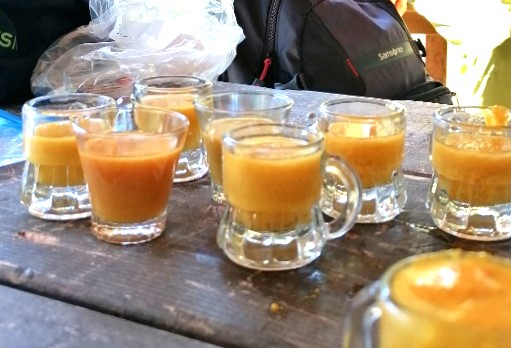 Stamperlglaserl mit gelber Flüssigkeit