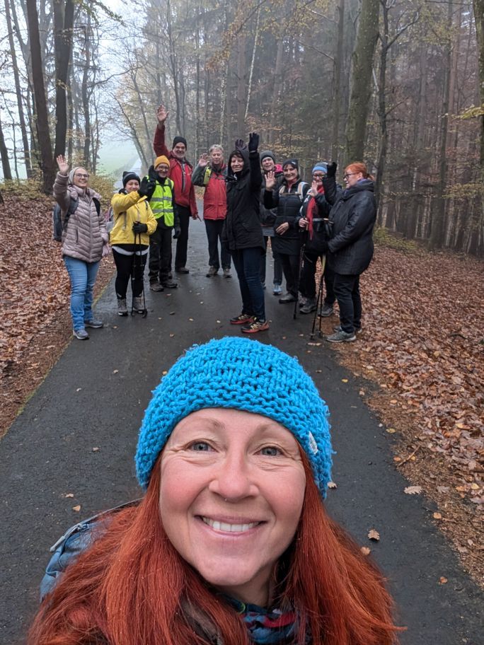 Karin Selfie mit Fastengruppe im Hintergrund