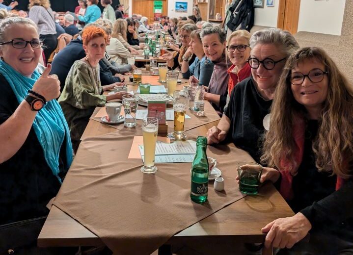 6 Frauen am Tisch