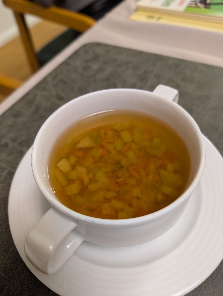 Suppenschale mit klarer Suppe und Gemüsestückchen