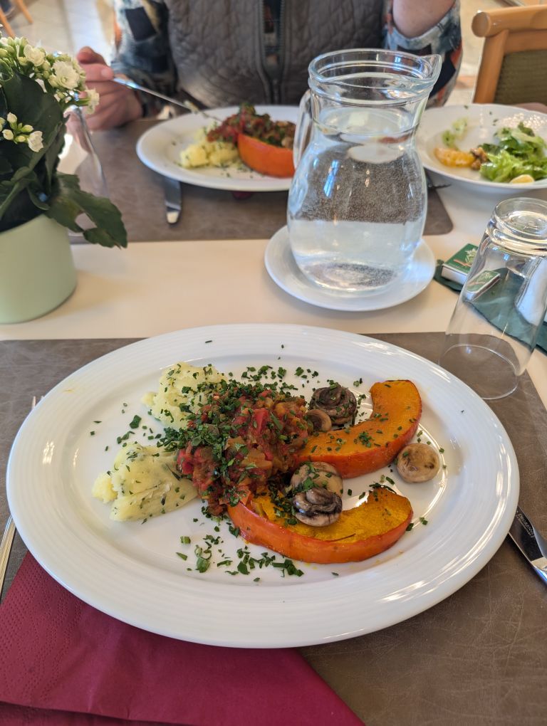 Teller mit Gemüsegericht