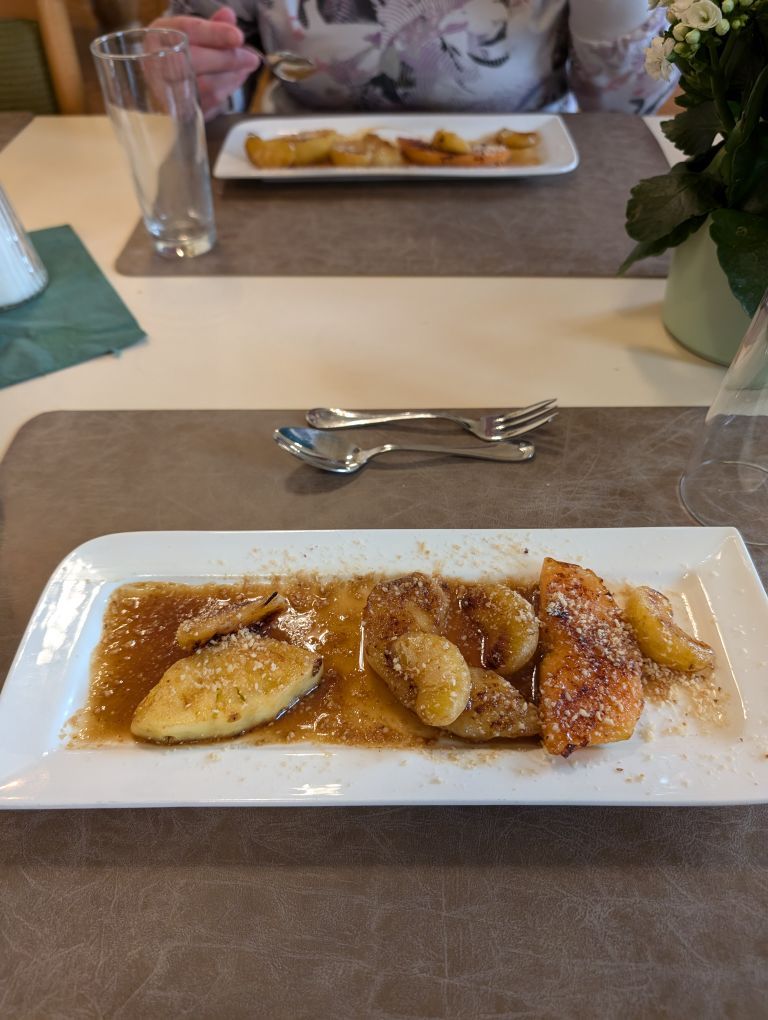 schmaler, eckiger Teller mit gegrilltem Obst