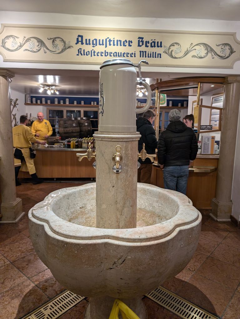 Große marmorne Zapfsäule