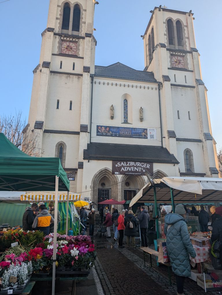 Marktstände vor einer Kirche