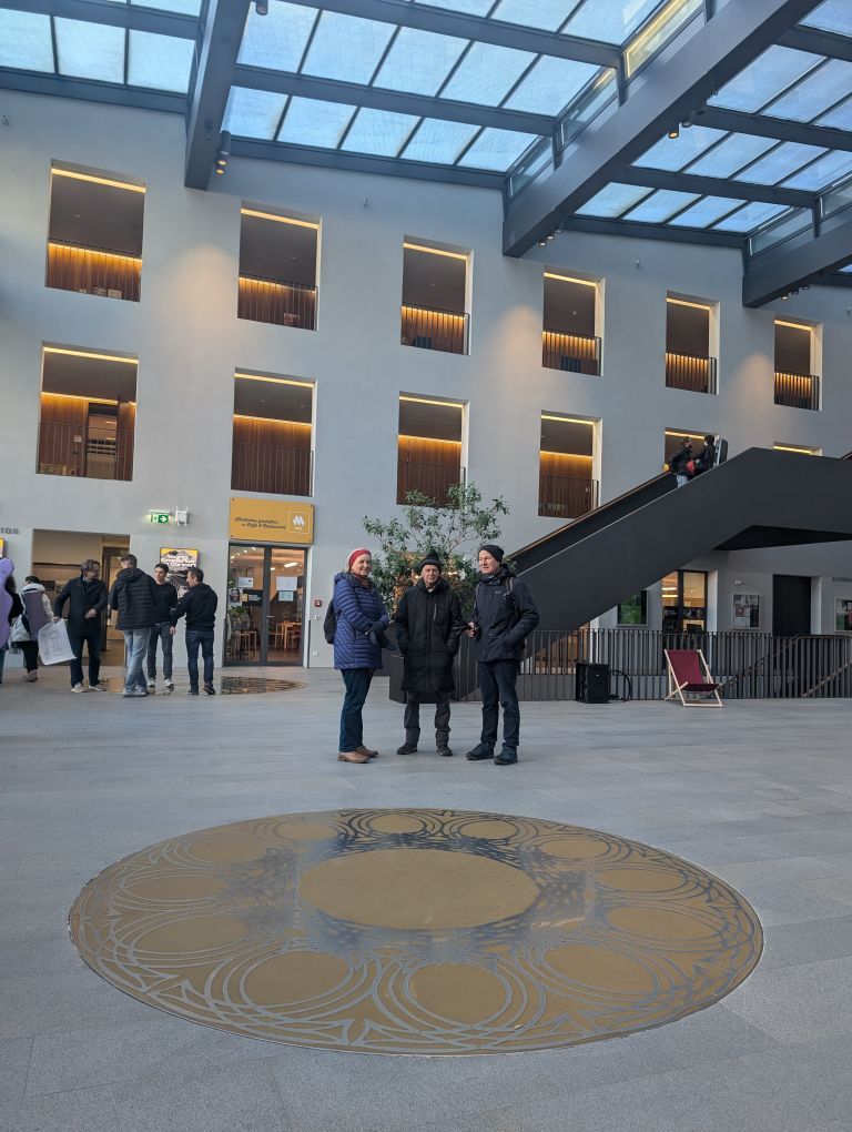 Große helle Aula