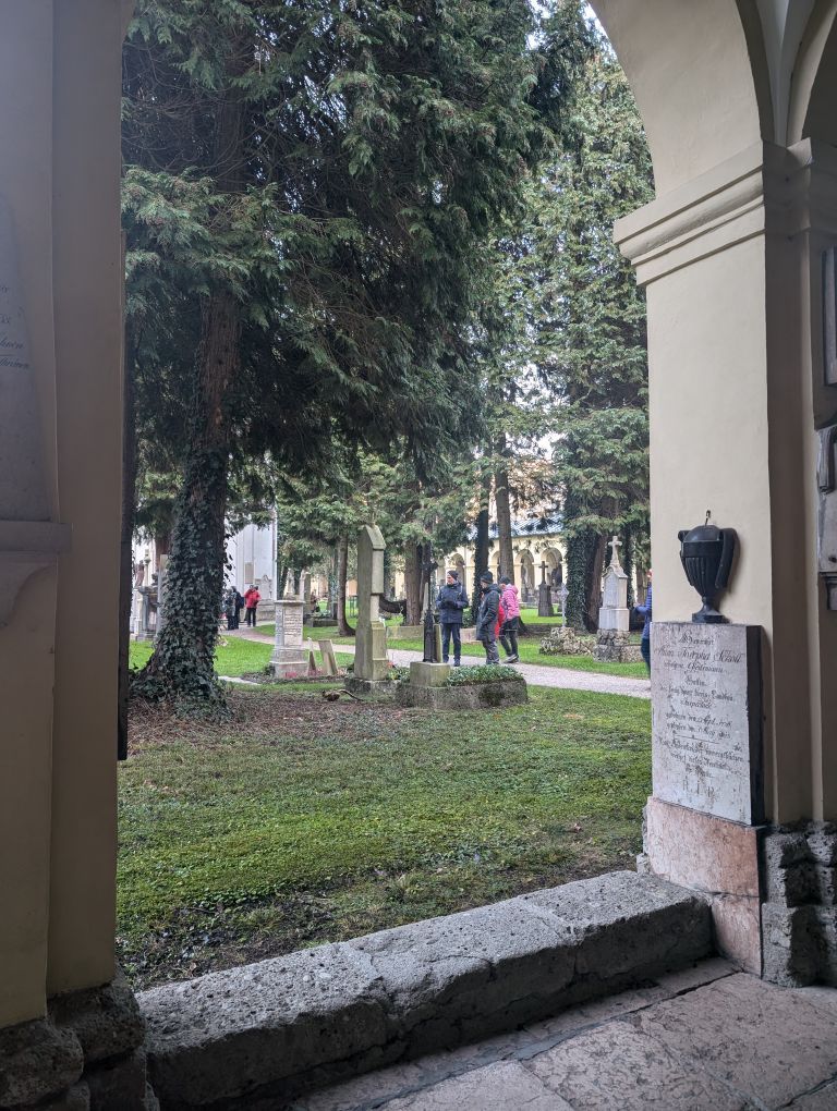 Blick durch die Arkaden auf den Friedhof