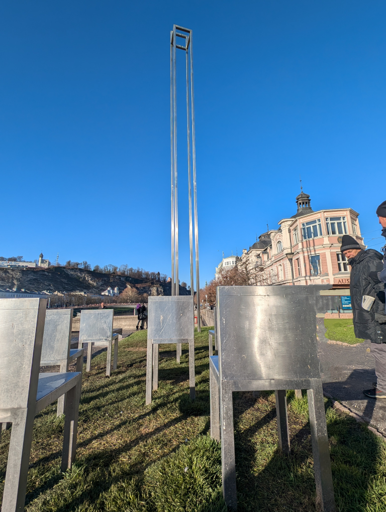 Metallene Stühle am Ufer der Salzach