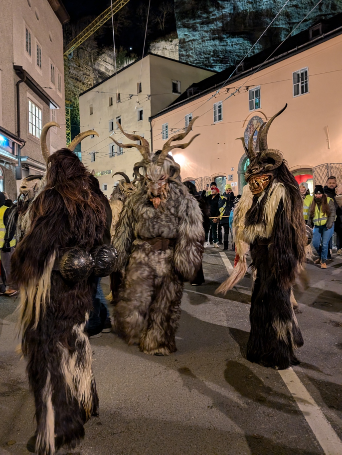 3 schirche Krampusse