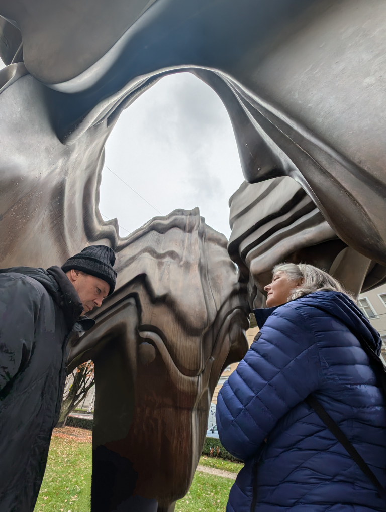 2 Menschen innerhalb einer Metall-Skulptur