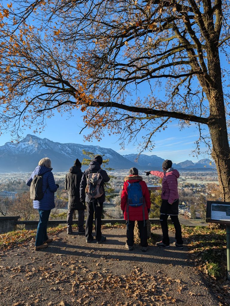 5 Menschen blicken in die Ferne