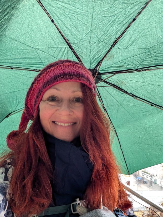 Karin mit grünem Regenschirm