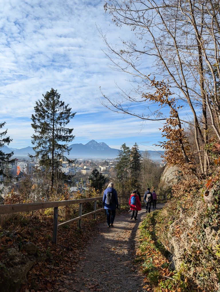 Schmaler Weg mit Fastengruppe von hinten