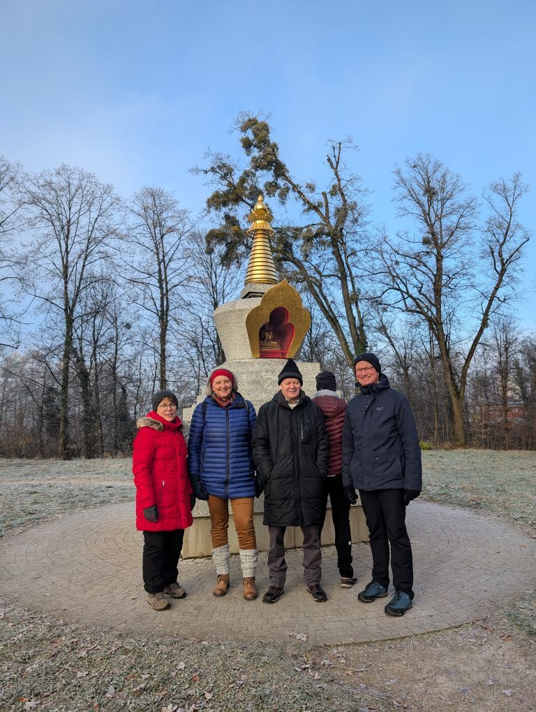 Fastengruppe vor der buddhistischen Gebetsstätte