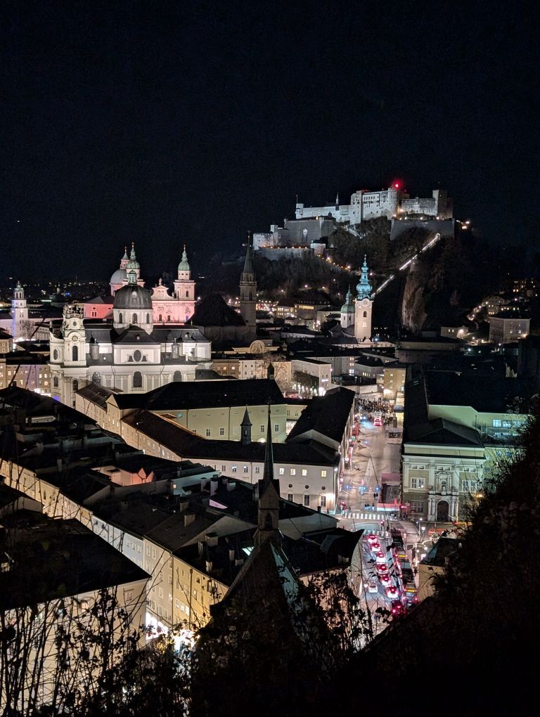 Blick auf die beleuchtete Stadt im Dunkeln