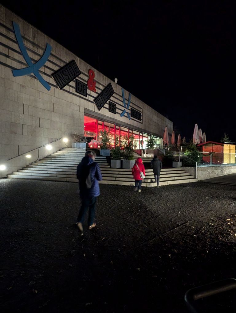 Ein beleuchtetes, modernes Betonwerk