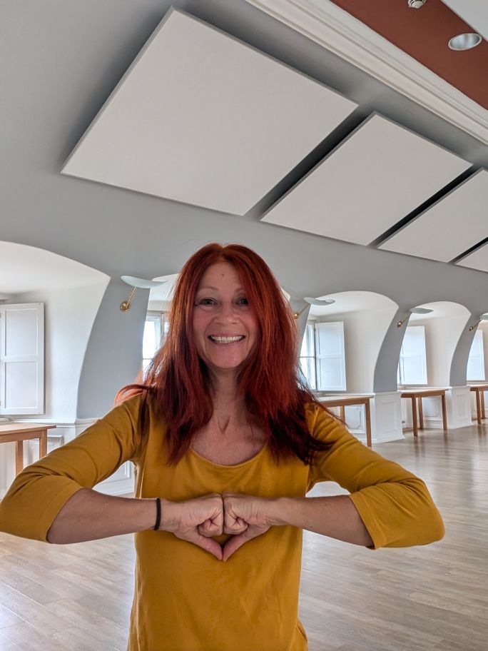 Karin mit Druidenfaust in großen, hellen Raum