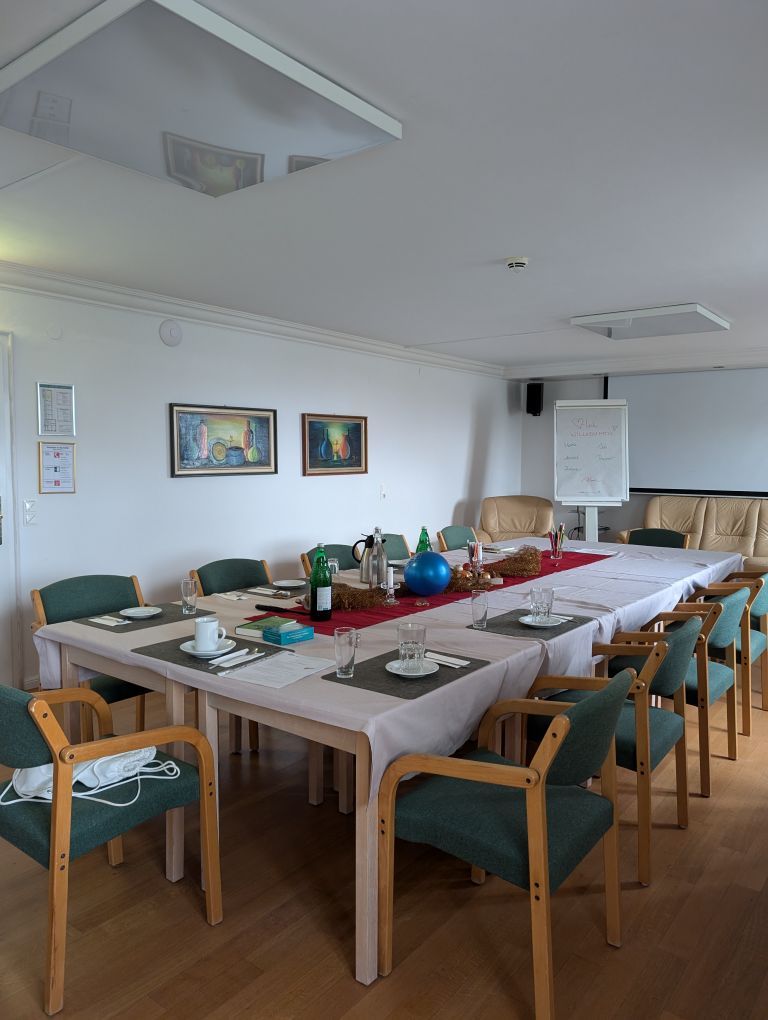 Tisch mit 12 Stühlen