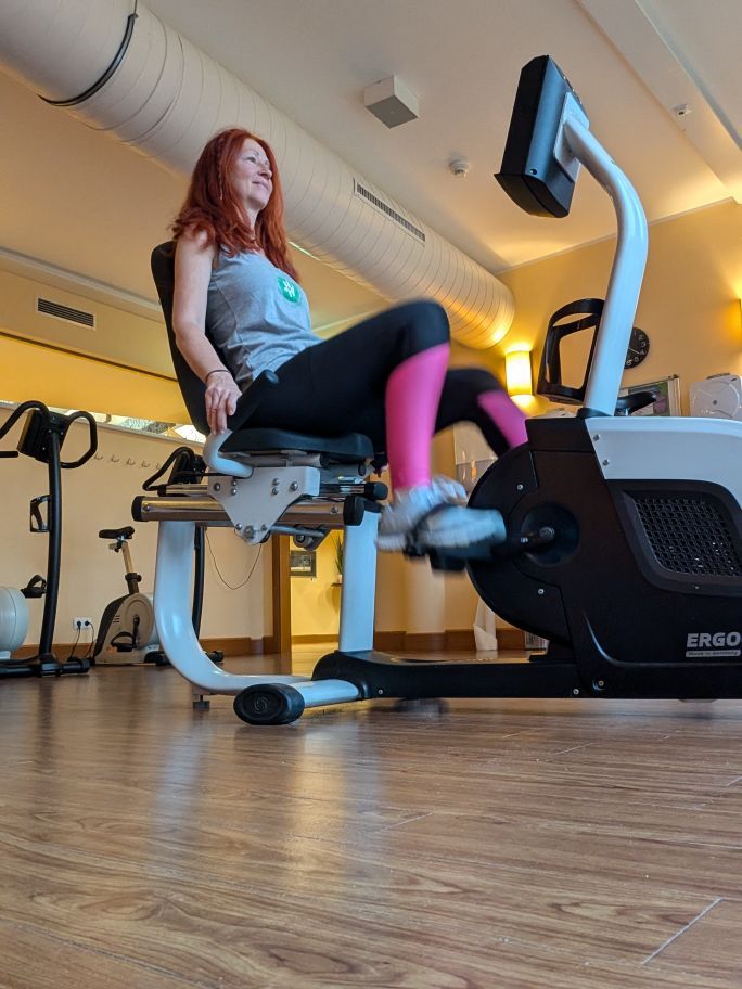 Karin am Sitz-Hometrainer