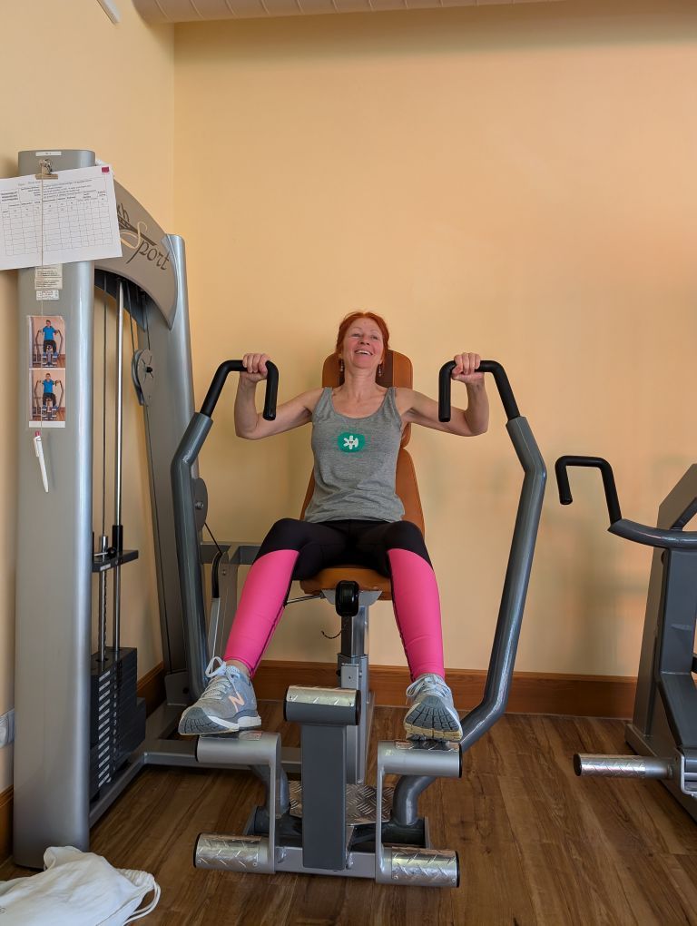 Karin auf einem Trainingsgerät