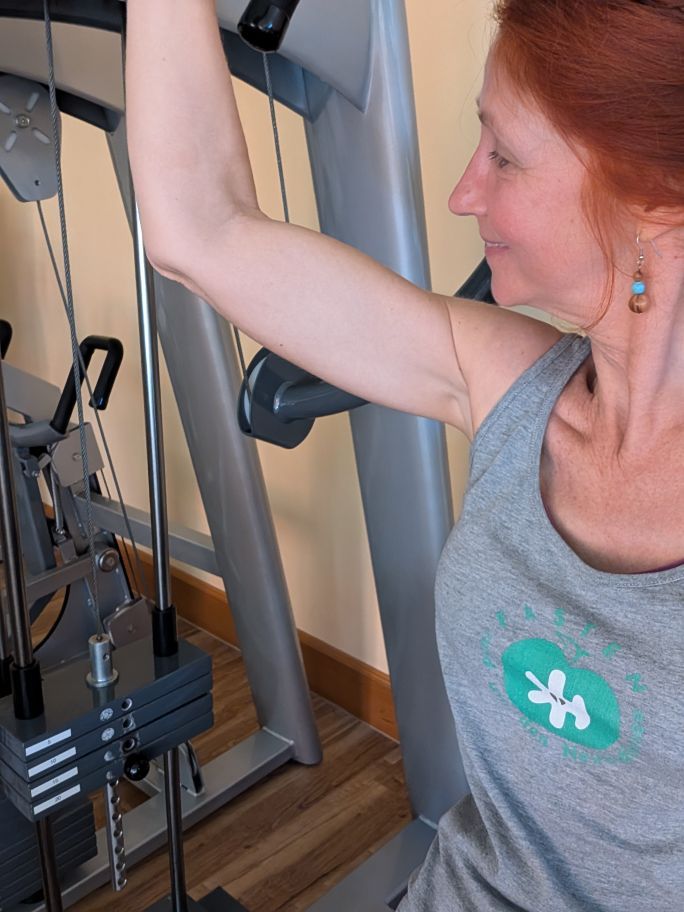 Karin schaut auf ihre Muckis