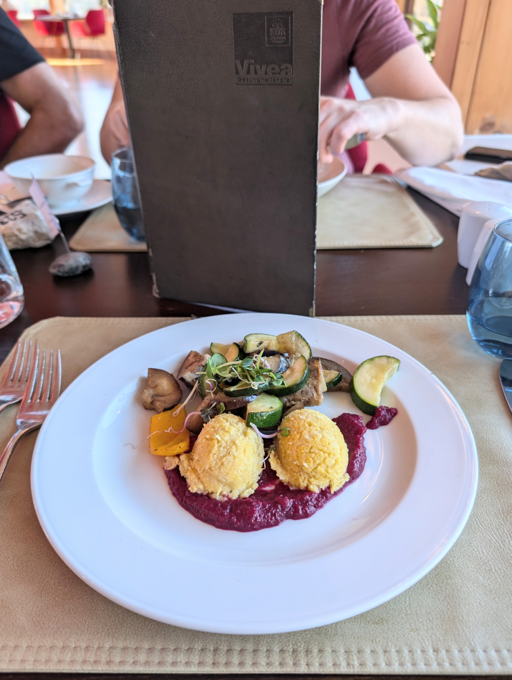Teller mit Gemüsegericht