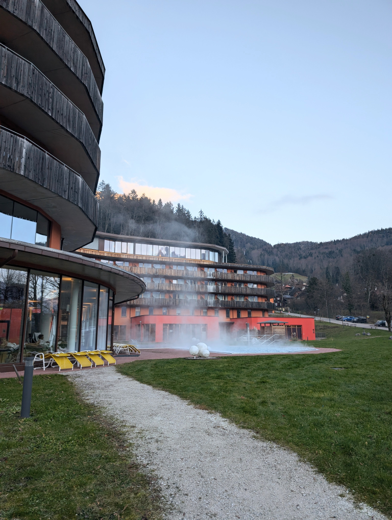 dampfender Pool vor dem Hotel