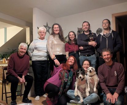 Familie Ernst unterm Christbaum