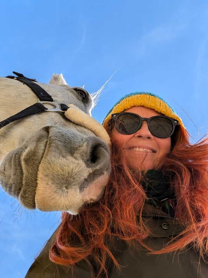 Karin mit weißem Pferdekopf von unten