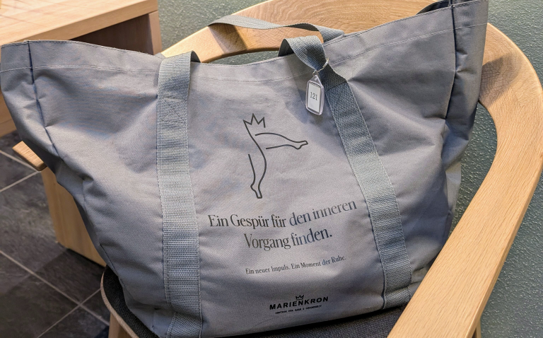 Badetasche mit Spruch "Ein Gespür für den inneren Vorgang finden"