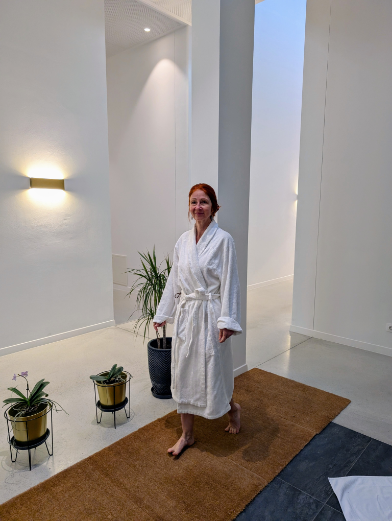 Karin im Bademantel auf einer Kokosmatte gehend