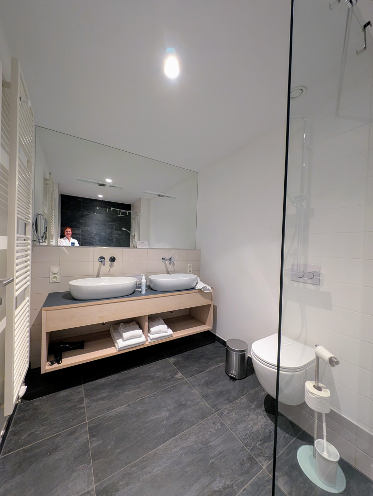 Blick in das moderne Badezimmer