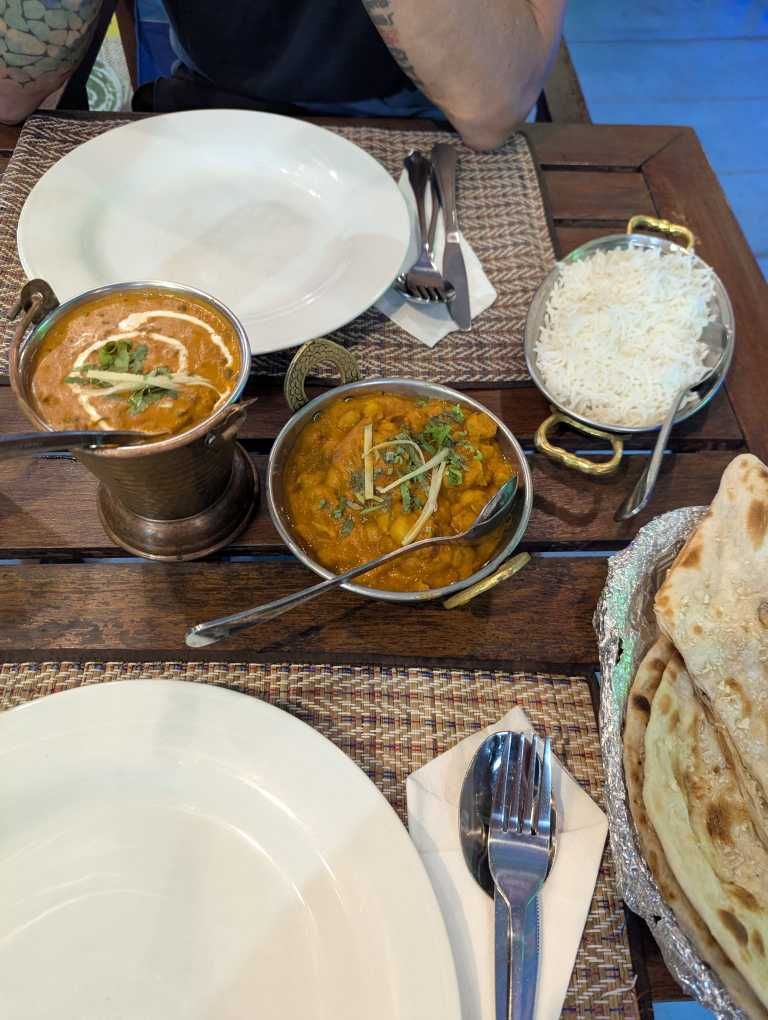 Indische Eintopfgerichte mit Reis