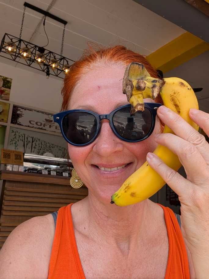 Karin hält eine Banane hoch.