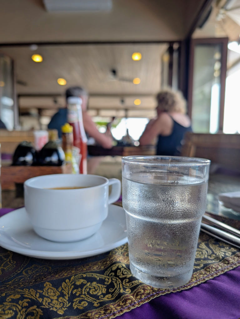 Ein Glas Wasser und eine Tasse Kaffee