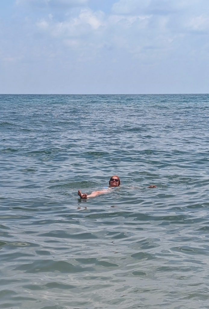 Karin lässt sich am Rücken im Meer treiben.