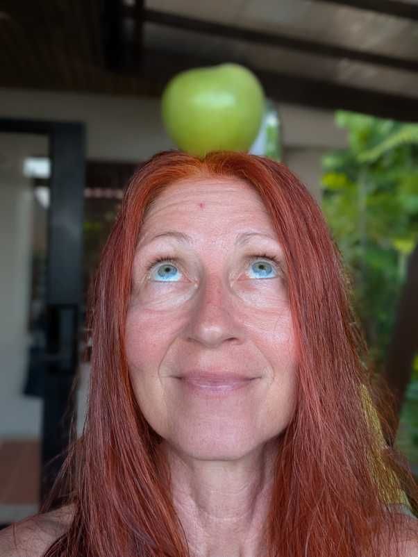 Karin mit einem Apfel auf dem Kopf