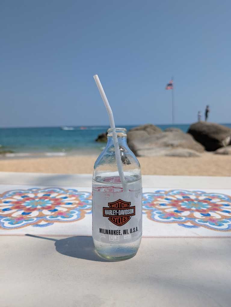 Kleine Wasserflasche mit Strohhalm