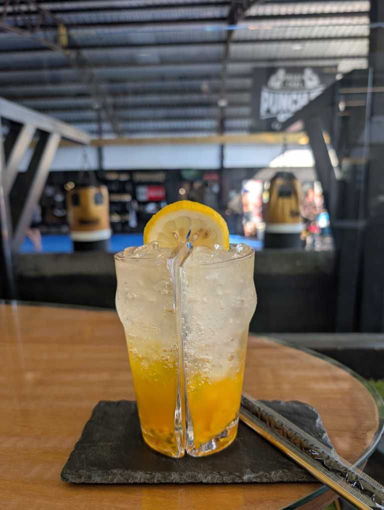Ein 2-teiliges Glas mit Mango-Soda und Passionfruit-Soda