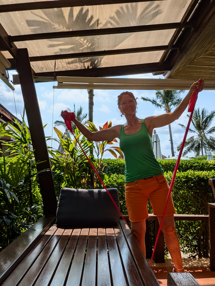 Karin beim Arm-Training mit dem Gummiband