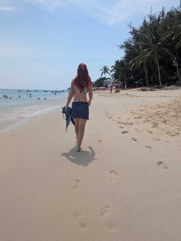Karin beim Strandspaziergang