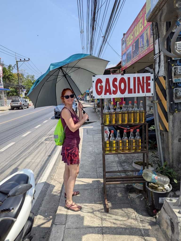 Karin mit Sonnenschirm am Straßenrand