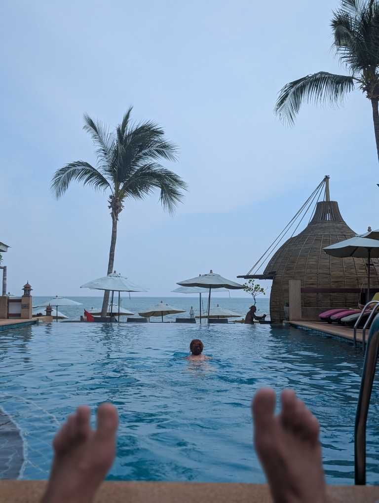 Karin beim Schwimmen im Pool