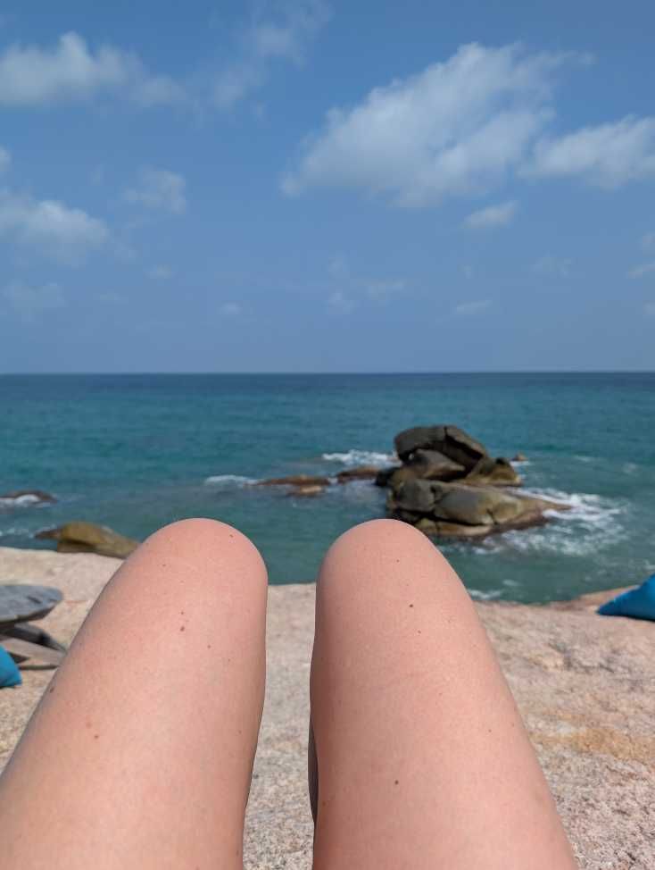 Karins aufgestellte Knie und Blick aufs Meer