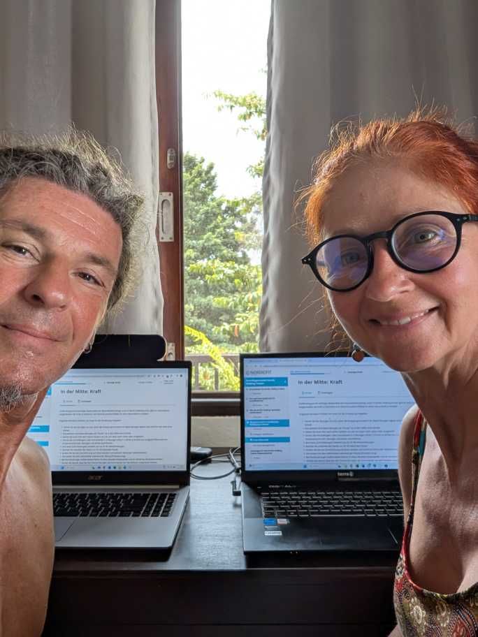 Seppi und Karin beim Lernen vor den Laptops